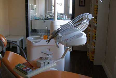 Praxis von innen - Behandlungsraum mit Stuhl und Werkzeug