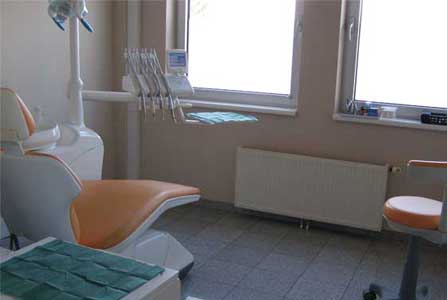 Praxis von innen - Patientenstuhl von hinten mit Ausblick zu den Fenstern