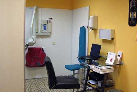 Röntgenraum inklusive Röntgengerät und Schreibtisch