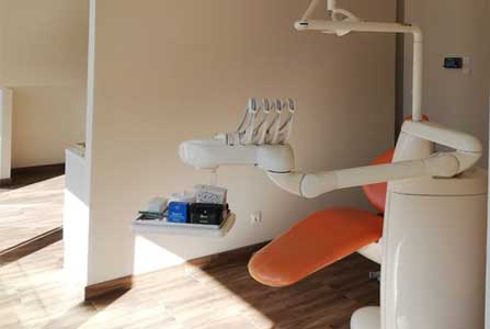 Zahnarzt Wien - Praxis mit Patientenstuhl, orangenes Leder