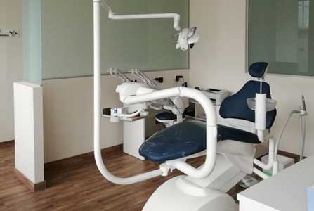 Zahnarzt Wien - Patientenstuhl Ansicht vorne - weiße Möbel rundherum