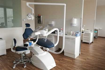 Zahnarzt Wien - Praxisraum mit Patientenstuhl, Sicht zu anderen Räumen